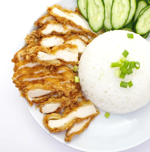 Beyaz pirinç ile kavrulmuş tavuk 