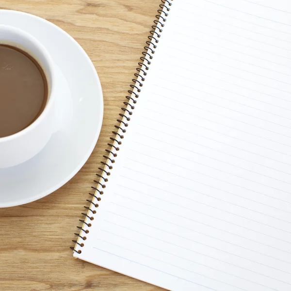 Prázdný zápisník s šálkem kávy — Stock fotografie