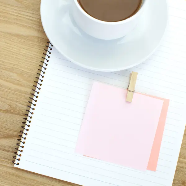 Cuaderno vacío con taza de café — Foto de Stock