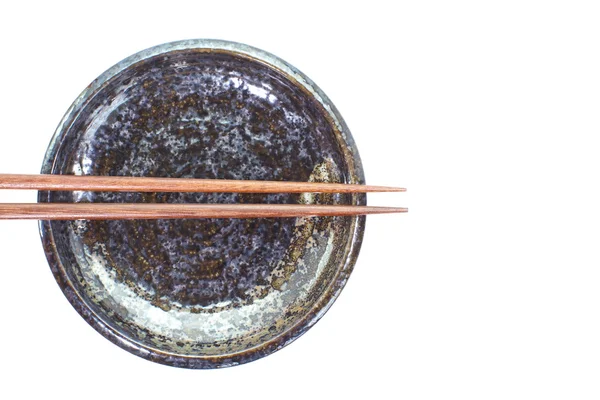 木制筷子和黑色陶瓷板 — 图库照片
