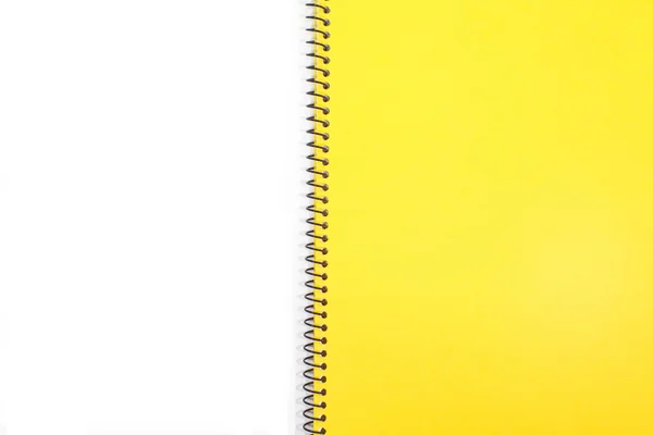 Suljettu keltainen muistikirja — kuvapankkivalokuva