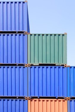 gestapelde cargo containers