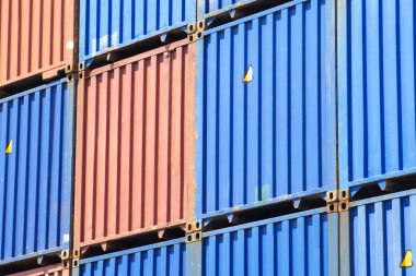 gestapelde cargo containers