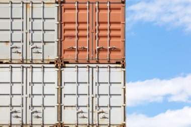 gestapelde cargo containers