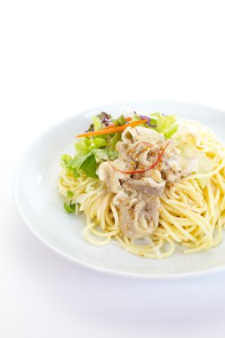 yeşil salata ile makarna makarna