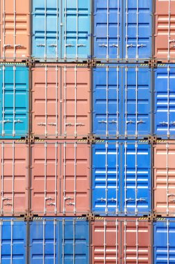 gestapelde cargo containers