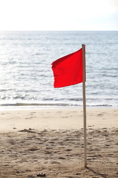 Drapeau rouge sur la plage — Photo