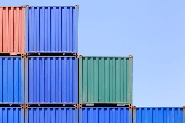 Gestapelde cargo containers — Stockfoto