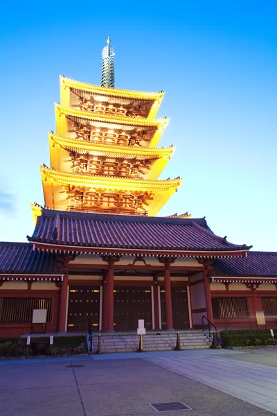 Japonský červený pagoda v soumraku z buddhistického chrámu sensoji, asakusa, Tokio — Stock fotografie