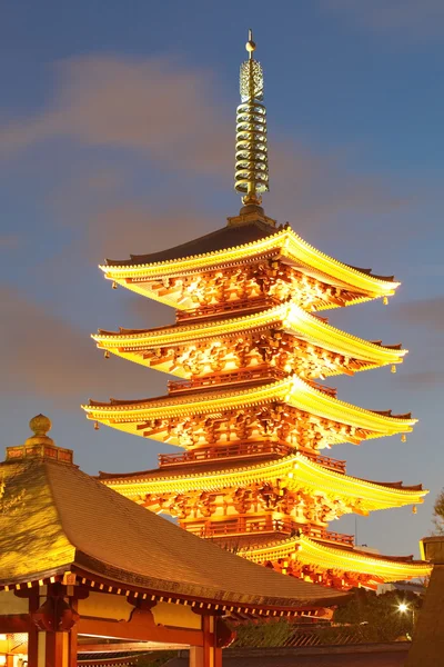 Japoński czerwony pagoda w zmierzchu z buddyjskich sensoji Rozciągacz, asakusa, Tokio — Zdjęcie stockowe