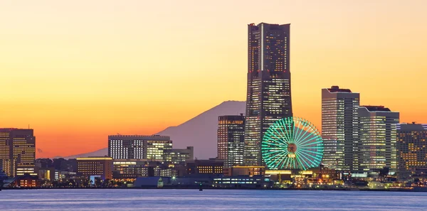 富士山在日落的时候在横滨城市天际线 — 图库照片