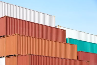 gestapelde cargo containers