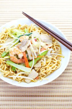 domuz eti ile Çin tarzı derin kızarmış sarı erişte