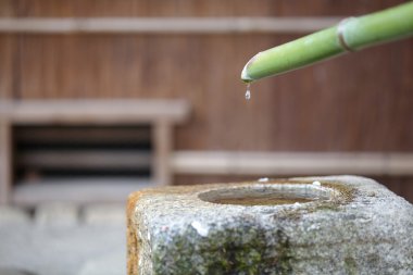 Temiz su ile döşenmiş çatı