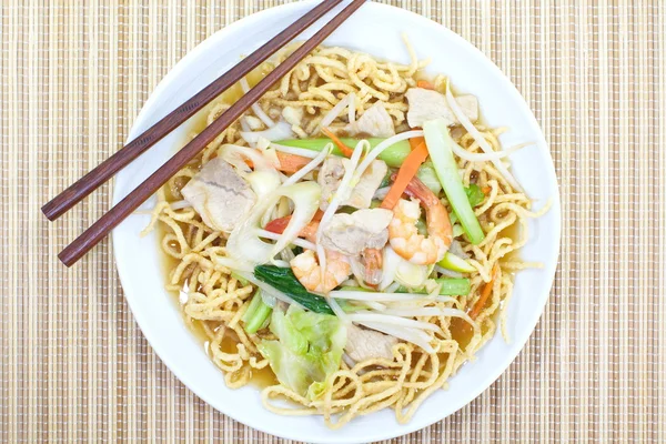 Estilo chinês macarrão amarelo frito com carne de porco — Fotografia de Stock