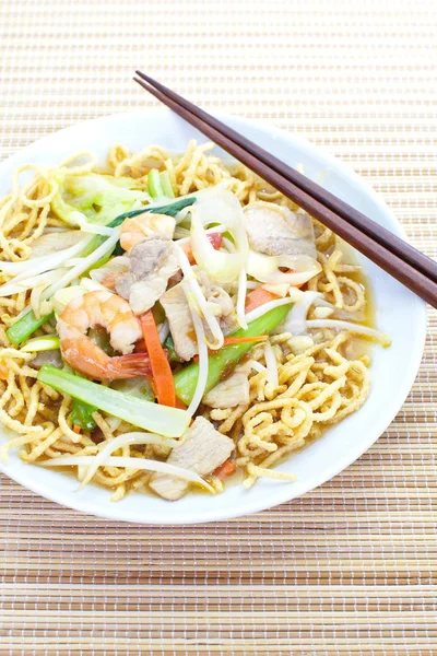 Estilo chinês macarrão amarelo frito com carne de porco — Fotografia de Stock