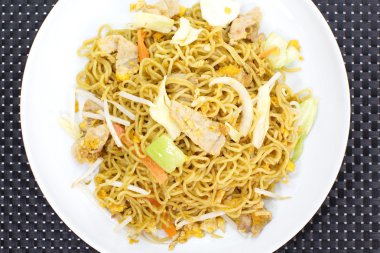 Çin tavada kızartılmış erişte 