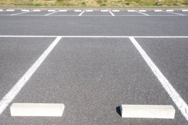 araba park yerinde beyaz işaretleme ile açık
