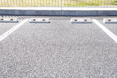 araba park yerinde beyaz işaretleme ile açık