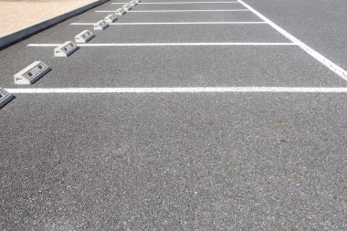 araba park yerinde beyaz işaretleme ile açık