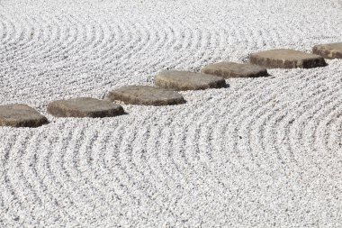 Japon bahçesinde Zen taşı yolu