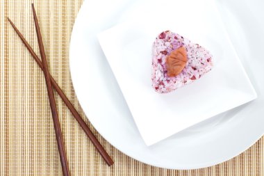 Japon yemekleri onigiri topu pirinç ve yemek çubukları ile yemek