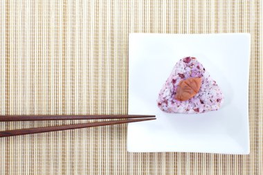 Japon yemekleri onigiri topu pirinç ve yemek çubukları ile yemek