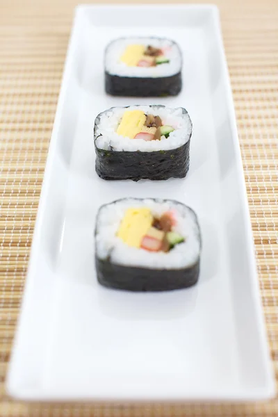 Makizushi sushi gulung lezat — Stok Foto