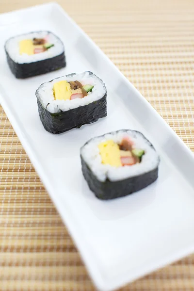 Makizushi lahodné sushi rolky — Stock fotografie