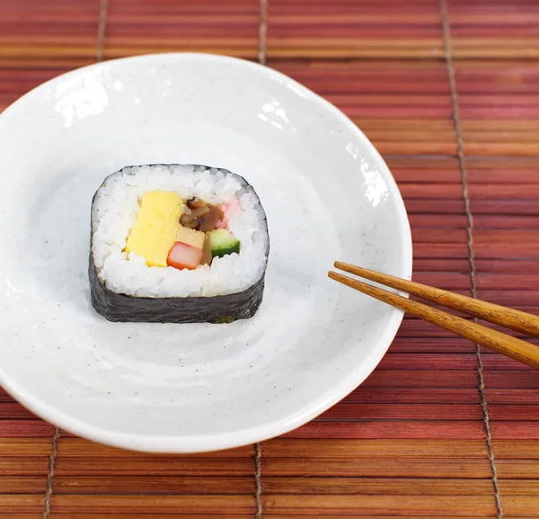 Makizushi köstliche Sushi-Rolle — Stockfoto