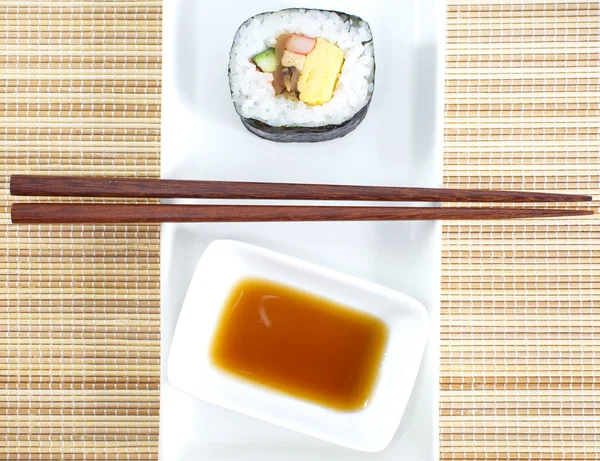 Вкусный суши-ролл Макидзуси — стоковое фото