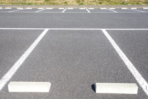 Estacionamento com estacionamento ao ar livre com marcação branca — Fotografia de Stock