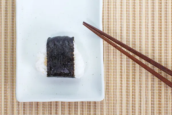 日本食おにぎりおにぎりやお箸で食べる — ストック写真