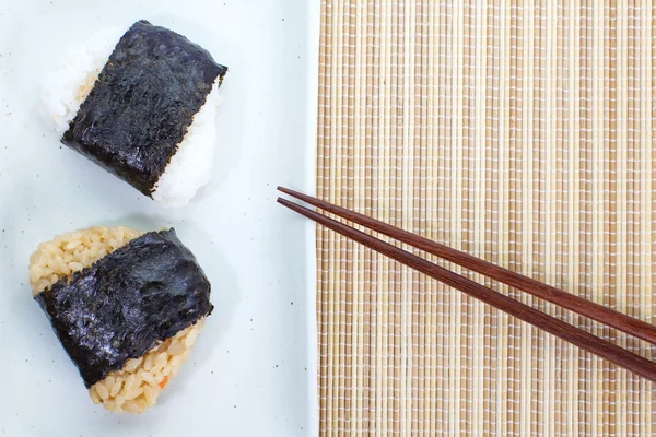 Японская еда Onigiri рисовый шар и есть с палочками — стоковое фото