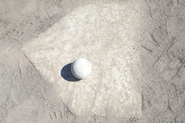 Béisbol en el montículo de lanzadores —  Fotos de Stock