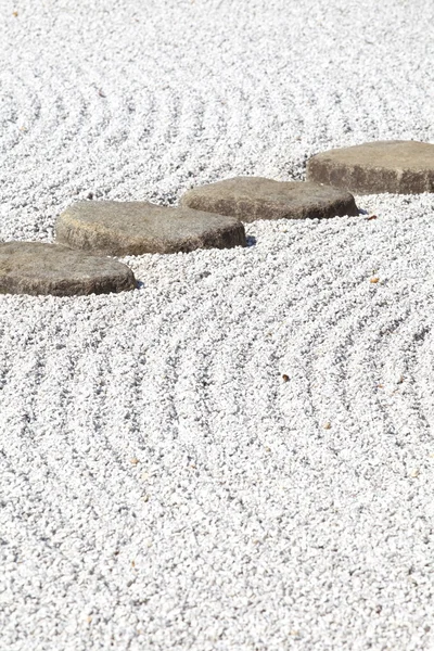 Sendero de piedra zen en un jardín japonés —  Fotos de Stock