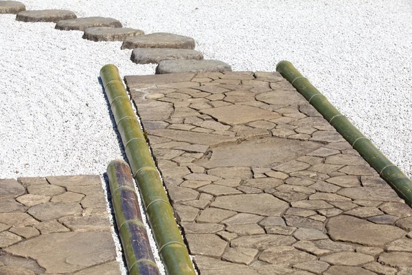 Caminho de pedra zen em um jardim japonês — Fotografia de Stock