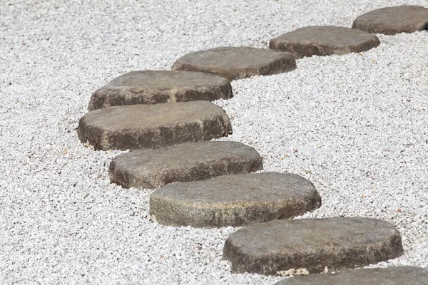 Sendero de piedra zen en un jardín japonés —  Fotos de Stock