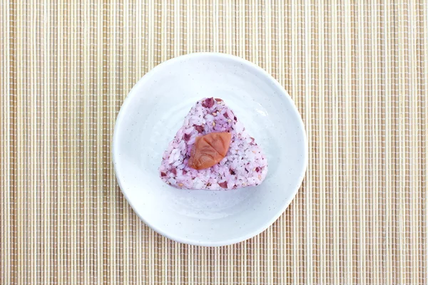 Onigiri japońskie jedzenie ryżu piłkę i jeść pałeczkami — Zdjęcie stockowe