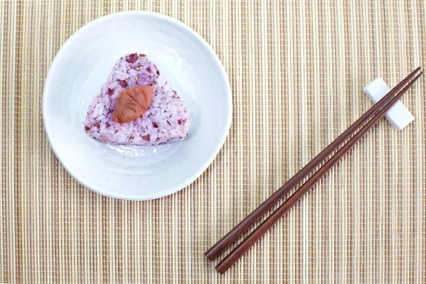 Ιαπωνικά τροφίμων onigiri ρύζι μπάλα και τρώνε με chopsticks — Φωτογραφία Αρχείου