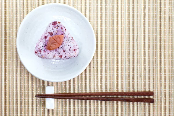 Comida japonesa Onigiri bola de arroz y comer con palillos — Foto de Stock