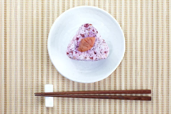 Comida japonesa Onigiri bola de arroz y comer con palillos — Foto de Stock