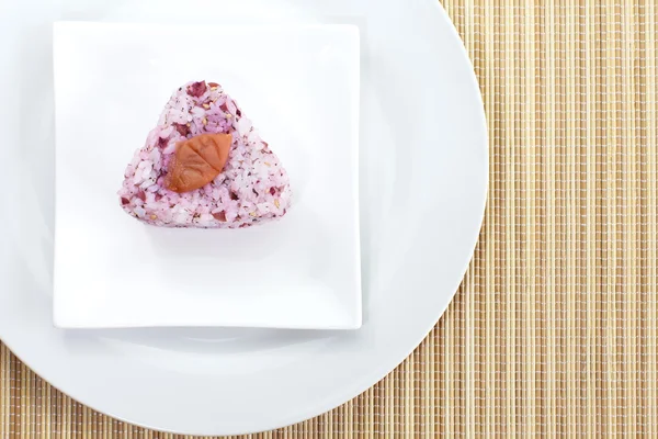 Comida japonesa Onigiri bola de arroz y comer con palillos — Foto de Stock