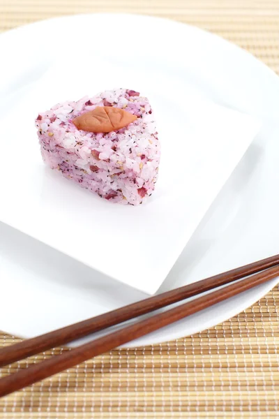 Japanisches Essen onigiri Reisbällchen und essen mit Stäbchen — Stockfoto