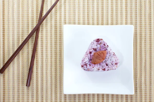 Comida japonesa Onigiri bola de arroz y comer con palillos — Foto de Stock