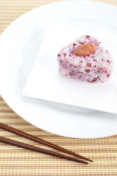 Japon yemekleri onigiri topu pirinç ve yemek çubukları ile yemek — Stok fotoğraf