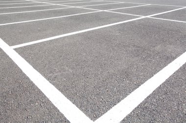 araba park yerinde beyaz işaretleme ile açık