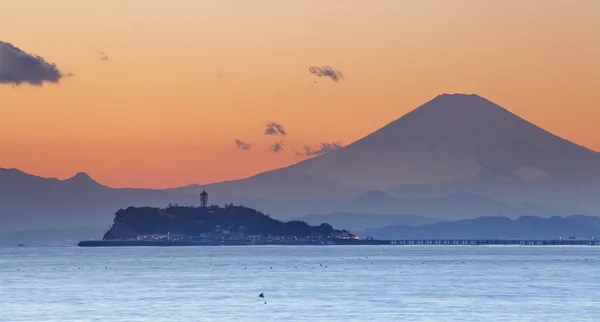 在日落的时候，从相模湾，镰仓市富士山 — 图库照片
