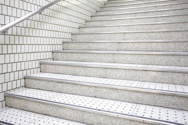 Gri merdiven beton