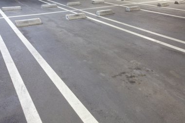 araba park yerinde beyaz işaretleme ile açık